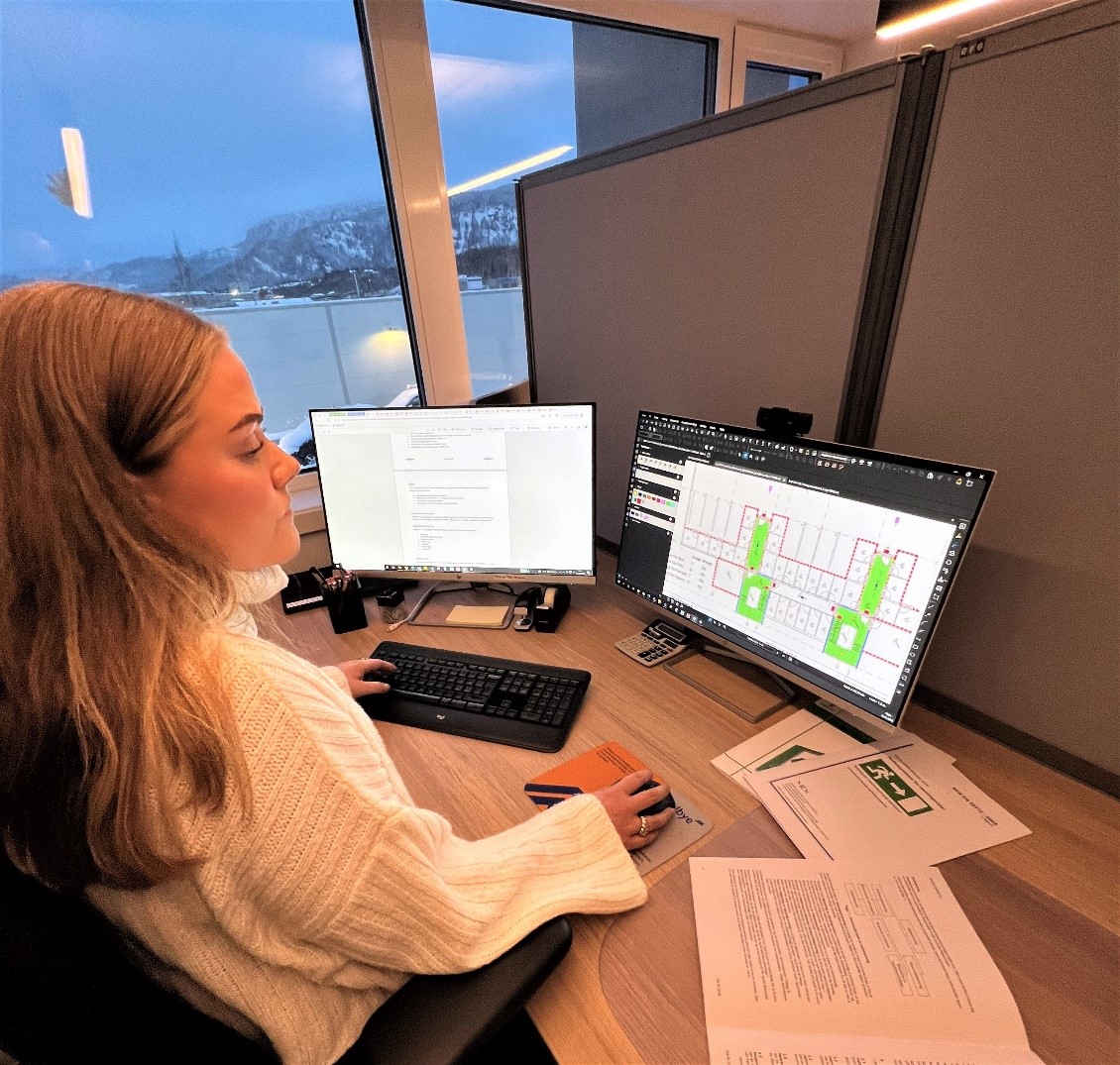 Ulrikke i gang med prosjektering av nødbelysning – her fra kontoret i Mo i Rana.