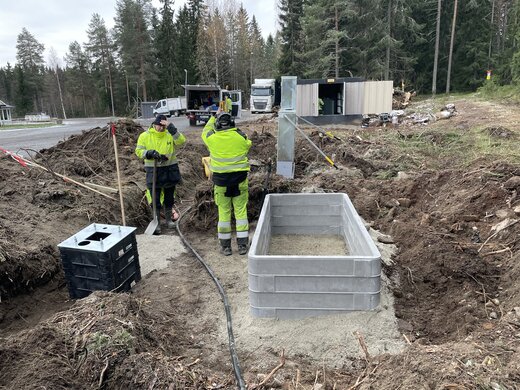 FF-kum med adapterplate til venstre og Ultima Connect til høyre.